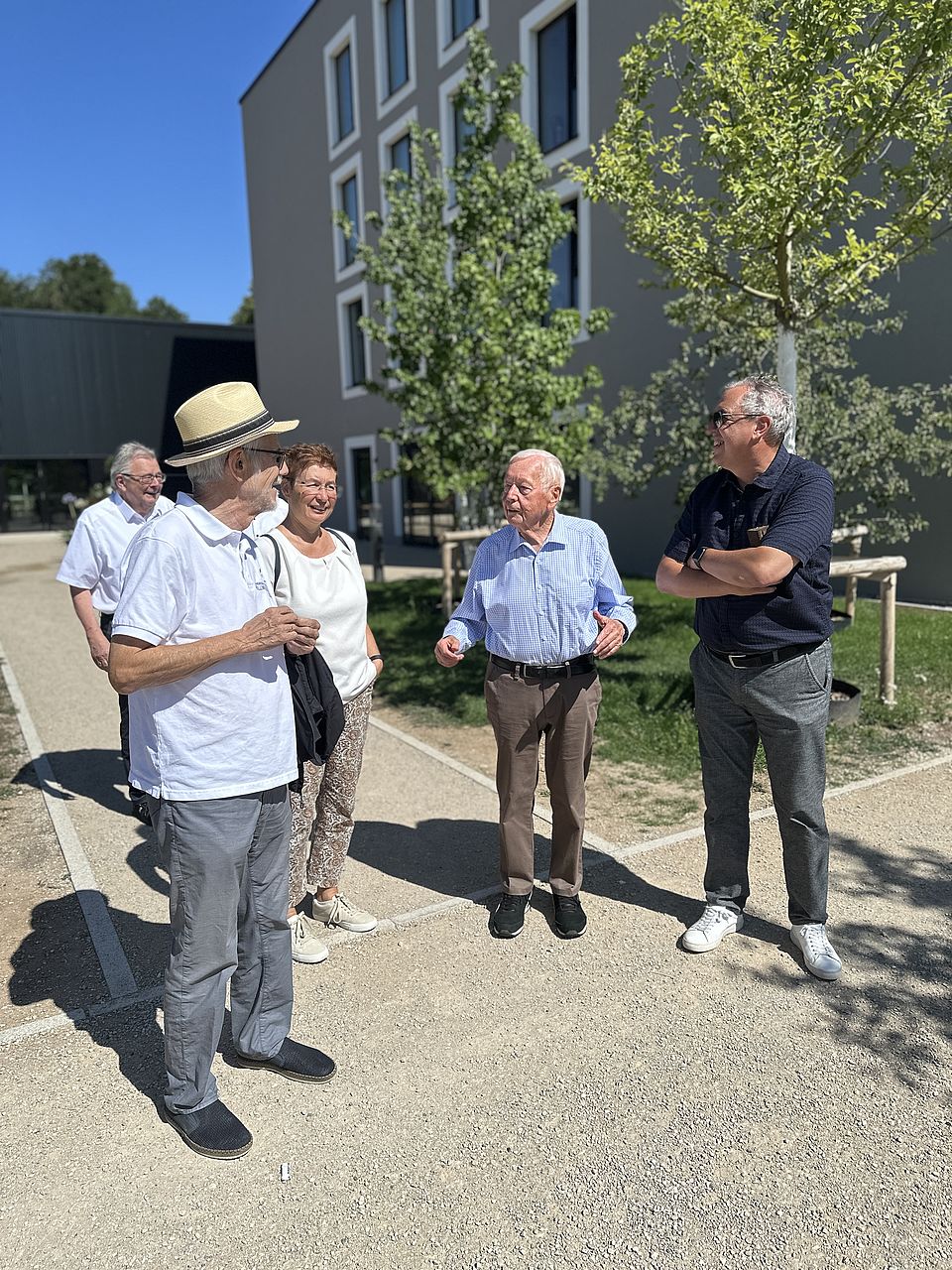 Klaus Pavel, Hemlut Bezler, Sabine Nemesch, Lorenz Menz und Matthias Wagner freuen sich über das Wiedersehen in Ellwangen.