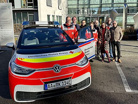 DRK Aalen und Rotary Club Ellwangen vor neuem Einsatzfahrzeug
