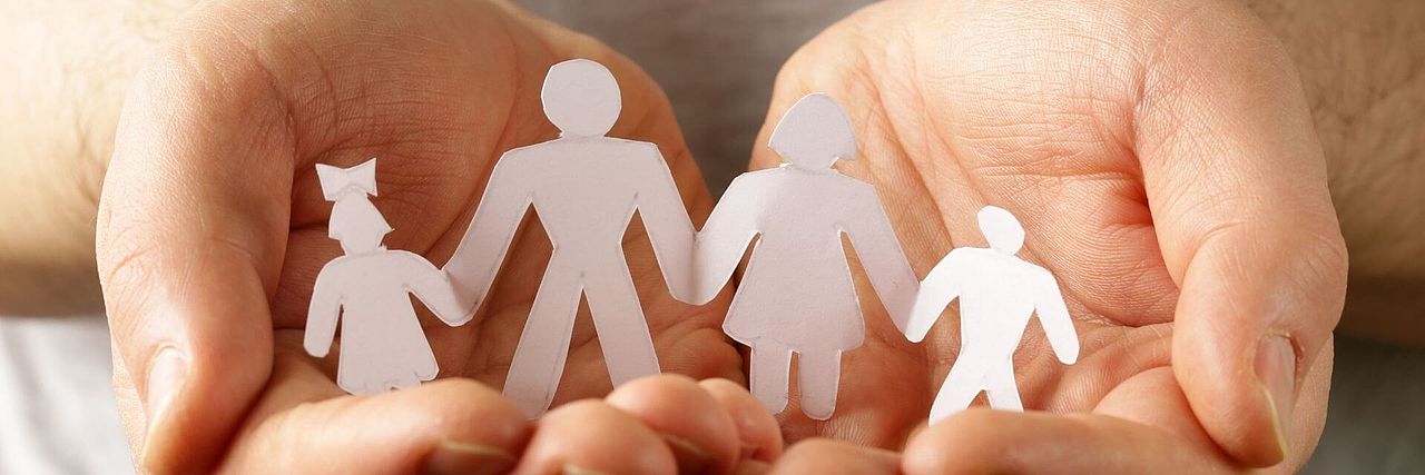 Familie, die aus Papier gebastelt wurde.