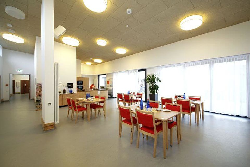 DRK-Seniorenzentrum Neuler Küche und Essbereich