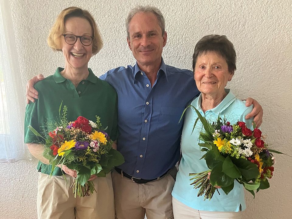 Ehrung der DRK-Übungsleitungen Maria-Eiffert-Jochem: Übungsleiterin DRK-Seniorengymnastik in der TSV-Turnhalle Oberkochen Stefan Di Biccari, Fachverantwortlicher der DRK-Gesundheitsprogramme Gabi Bolsinger: Übungsleiterin der DRK-Seniorengymnastikgruppen in Unterkochen, Gymnastikhalle Friedensschule