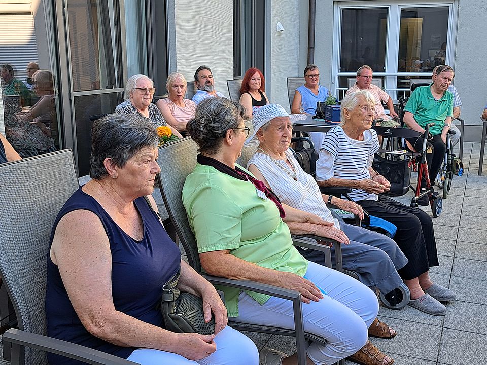 DRK Aalen Mitarbeitende feiern Geburtstag von Bewohnerin in Lauchheim