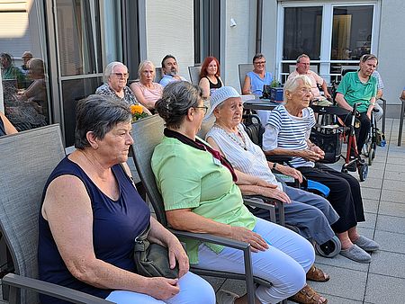 DRK Aalen Mitarbeitende feiern Geburtstag von Bewohnerin in Lauchheim