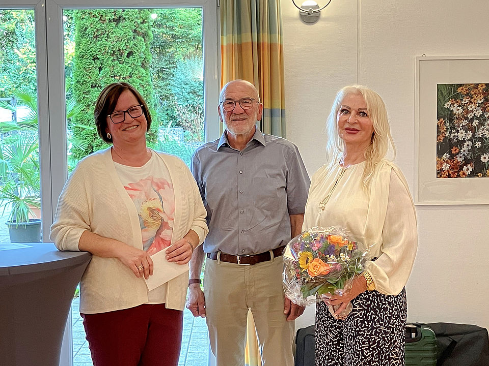 Feiern zusammen 20-jähriges Jubiläum der DRK-Pflegeeinrichtung in Aalen: Alexandra Putschögl (Personalreferentin Altenhilfe), Felix Jakob (ehemaliger Leiter der Altenhilfe) und Elisabeth Hein (Einrichtungsleiterin).
