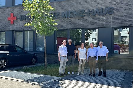 Klaus Berthold, Matthias Wagner, Sabine Nemesch, Lorenz Menz und Helmut Bezler vor der DRK-Landesschule in Ellwangen