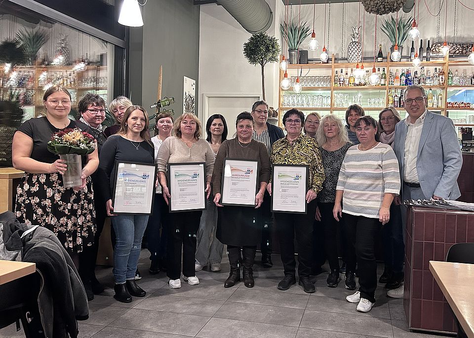 Mitarbeitende vom DRK Aalen nehmen Zertifikat für die Zentralwäscherei entgegen
