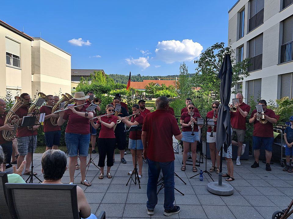 Stadtkapelle Lauchheim spielt am Geburtstag von Bewohnerin Ständchen in DRK-Einrichtung Lauchheim
