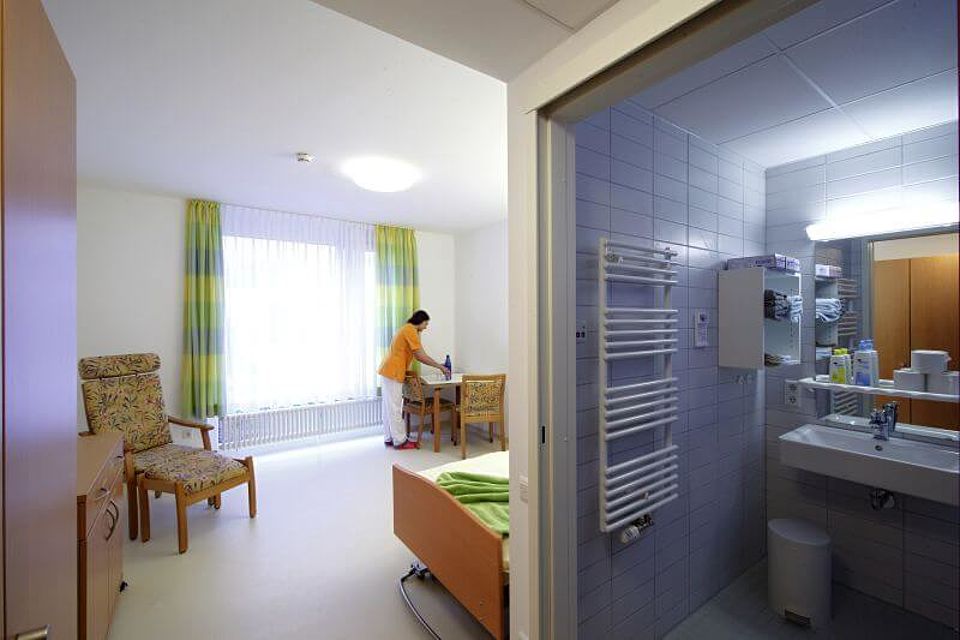 DRK-Seniorenzentrum Neuler Zimmer mit Bad