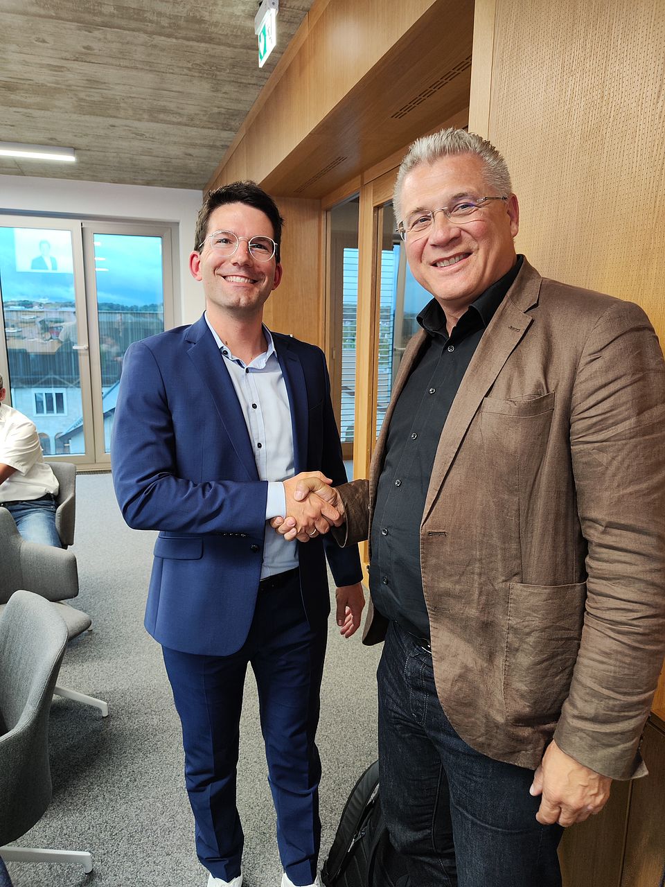 DRK-Vorstand Dr. Gunter Bühler bedankt sich bei seinem langjährigen Weggefährten Herrn Helmut Bezler.