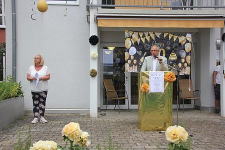 Einrichtungsleiterin Nicole Kraft und Geschäftsführer Matthias Wagner begrüßen die Gäste der Jubiläumsfeier vor dem DRK-Pflegeheim in Oberkochen..